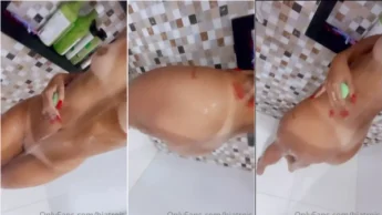 Bia Trois em um video se lavando no banho