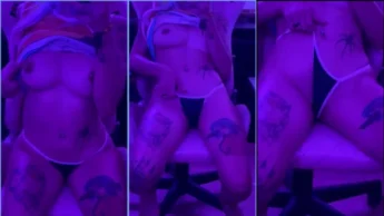 Janys em vídeo erótico caseiro mostrando os seios