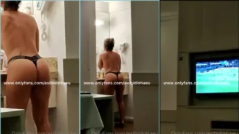 Lais Exibidinha se maquiando de calcinha