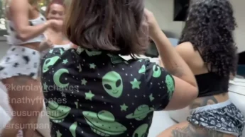 Larissa Sumpani, Kerolay chaves e Rafaela Sumpani transando na sala