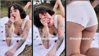 Martina OLVR tirando a calcinha em publico