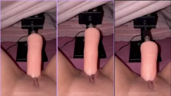 Natasha Steffens usando uma maquina de sexo para se masturbar