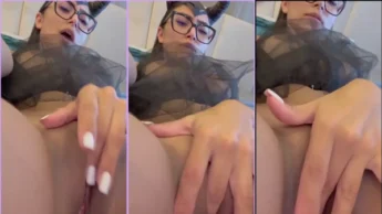 O tesão bateu e a Cami Brito se masturbou gostoso