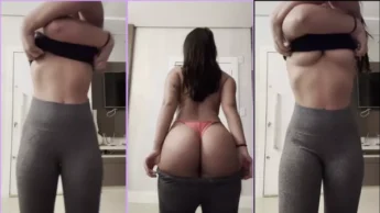 Emily Ferrer tirando a roupa toda