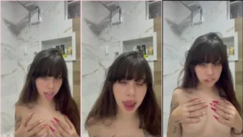 Kinechan peladinha no banheiro