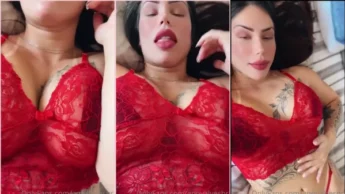 Anny Alves safada de lingerie vermelha se acariciando