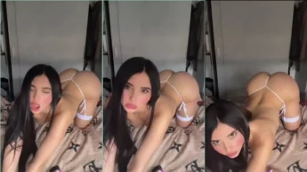 De quatro com as tetas de fora, angelarodriguezzz se exibe toda