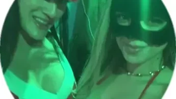 Iasmim Oliver fantasiada junto da amiga gata