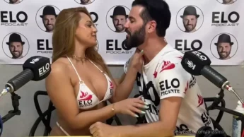 Iasmim Oliver gostosa dando entrevista