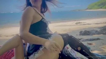 Sem vergonha alguma, a yorsuccubusuwu fica sensualizando na praia