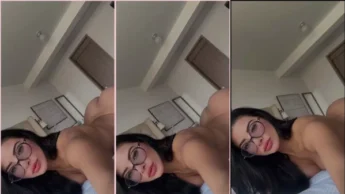 Tatiana Quintero de óculos e toda gostosa na cama