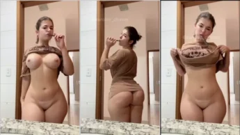 White Fairy toda sexy no banheiro enquanto escova os dentes