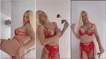 Yanita Bebecita de lingerie e com um rosa na mão provocando