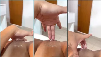 Abril Girl com a buceta babada na dedada