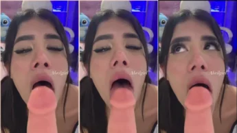 Abril Girl metendo dildo na boca com tesão