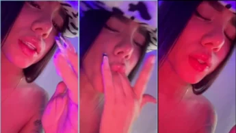 Abril Girl safadinha com dedos na boca se divertindo