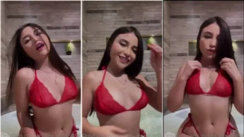 Andrea Gomez safada de lingerie vermelha se apalpando