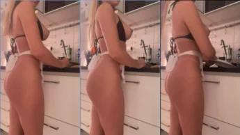 Bucetuda do privacy Amanda Leon na cozinha semi nua