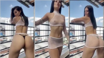 Dayana Nikkixo uma belíssima ninfeta dançando de quatro