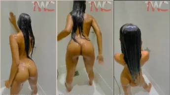 Karlyane Menezes nua no banheiro com as mãos na xoxotinha
