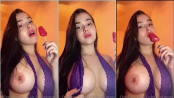 Ketlin Groisman lambendo o picolé com cara de safada