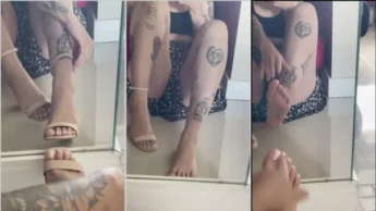 Martina Oliveira de saia abrindo as pernas