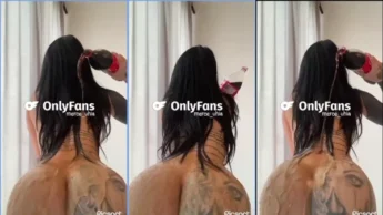 Mercedes Uhia bunduda tatuada se molhando de coca