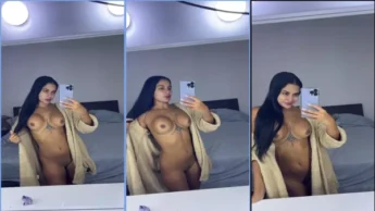 Na frente do espelho, a Dubraska mostra tudinho bem safada