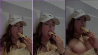 Tinaquintero se divetindo com a banana na boca