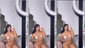 Charith Aramburo peituda super gata se filmando nua
