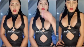 Martina Smith de roupa preta sexy se bolinando