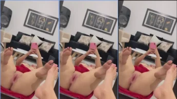 Stefania Gonzalez pelada com as pernas abertas