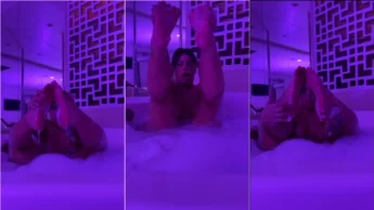 Ani Rocha nua tomando banho de banheira