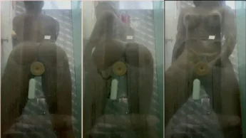 Cavala Maromba se maturba no banho com vibrador no boxe