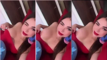Emily Gori com as tetas lindas a mostra