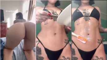Martina Oliveira pelada com seu corpo tatuado arreganhada