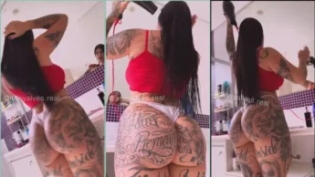 Veja a Anny Alves de calcinha secando o cabelo