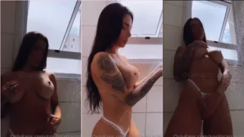 Sophi Carracini tomando um banho nua