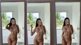Usando calcinha e sutiã de renda, a Leidy Cano se exibe na frente do espelho