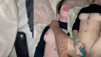 Agatha Camargo deitada dando a buceta