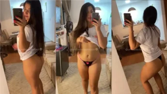 Prazer Sabrina rebolando a bundinha na frente do espelho