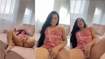 Yara Mendes brincando com a buceta