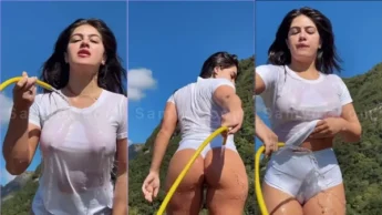 Gostosa Samy tomando banho de mangueira