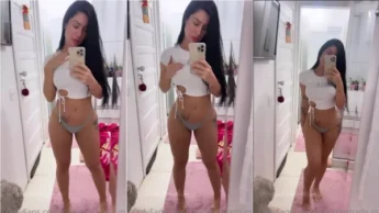 Onlyfans Carol Machado mostrando as tetas na frente do espelho