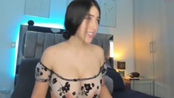 Gummies15 excitada faz garganta profunda no consolo