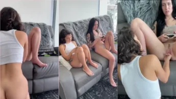 Jameliz chupando a amiga enquanto ela joga video game