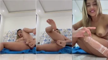 Karlyane Menezes deitada metendo o consolo na buceta