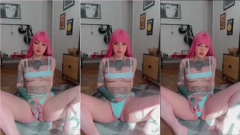 Lai Dawud de cabelo rosa toda tatuada