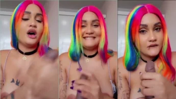 Larya Von video brincando com consolo