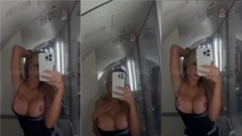 Reed com seios de fora na frente do espelho